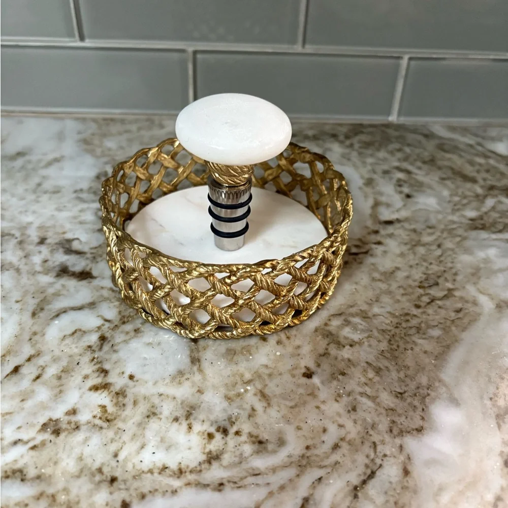 Michael Aram New Love Knot Wine Coaster & Stopper Set